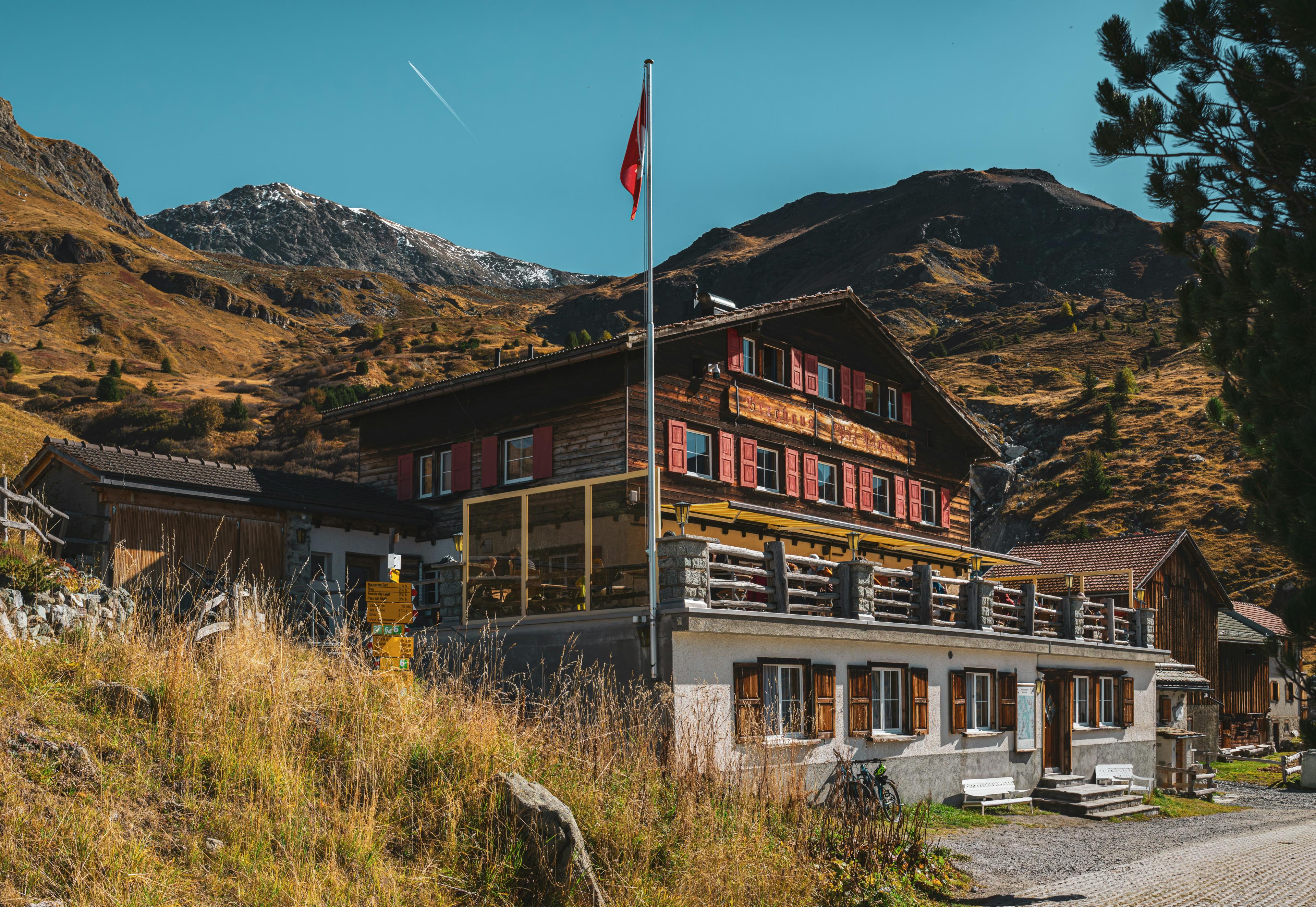 Chalet suisse traditionnel dans un paysage de montagne