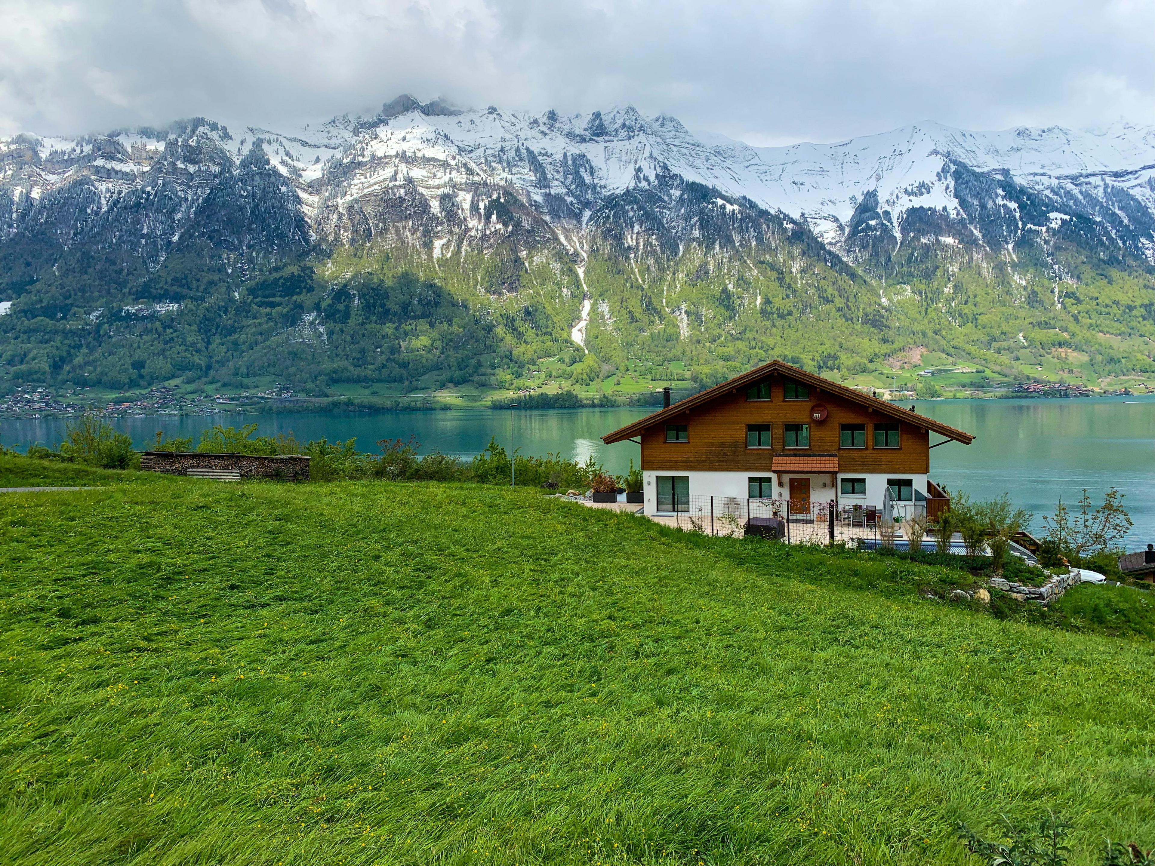 Paysage alpin suisse avec chalet en bois et montagnes enneigées